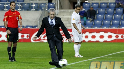 איציק אוחיון בועט את בעיטת הפתיחה באצטדיון המושבה (יוסי ציפקיס)