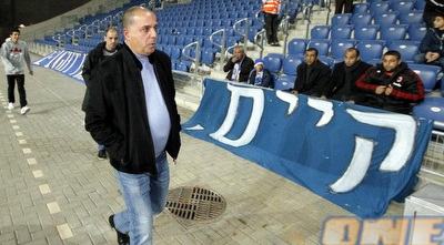 עמוס לוזון נכנס לאצטדיון החדש (יוסי ציפקיס)