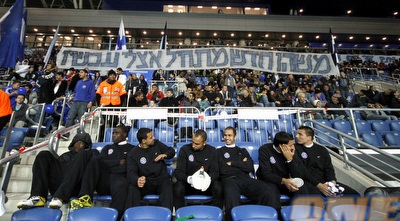 הספסל המאולתר של הפועל עכו (יוסי ציפקיס)