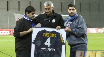 מגמאדוב מקבל חולצה מהאוהדים (יוסי ציפקיס)