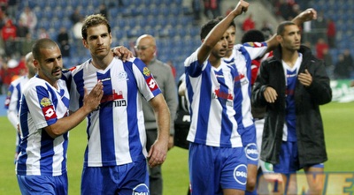 שחקני מכבי פ&qout;ת מודים לקהל (יוסי ציפקיס)