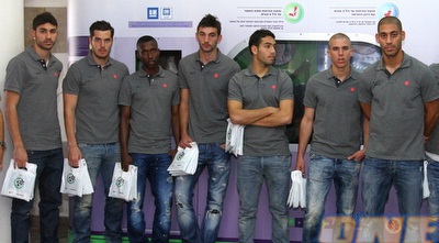 מכבי חיפה מבקרת בבית החולים (שי לוי) מכבי חיפה מבקרת בבית החולים (שי לוי)