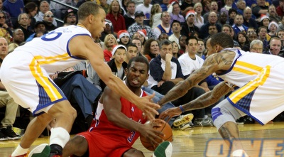 כריס פול נאבק עם מונטה אליס וסטפן קארי (GettyImages) כריס פול נאבק עם מונטה אליס וסטפן קארי (GettyImages)