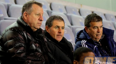 אלי גוטמן צופה במשחק לצידו של דני נוימן (שי לוי) אלי גוטמן צופה במשחק לצידו של דני נוימן (שי לוי)