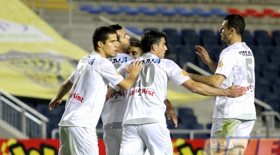 ניר נחום חוגג עם החברים (שי לוי) ניר נחום חוגג עם החברים (שי לוי)