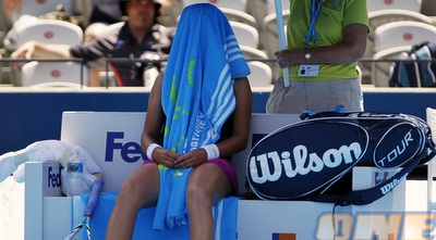 אזרנקה מתגוננת מהשמש האוסטרלית (רויטרס) אזרנקה מתגוננת מהשמש האוסטרלית (רויטרס)