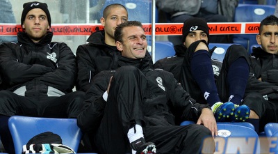 שטראובר על הספסל של מכבי פ&qout;ת (שי לוי)