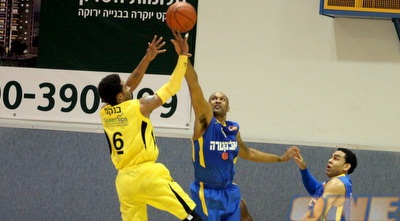 דווין סמית´ חוסם את אדריאן בנקס (משה חרמון) דווין סמית´ חוסם את אדריאן בנקס (משה חרמון)