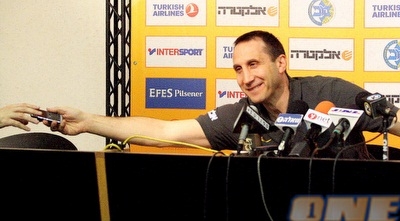 דייויד בלאט מחזיר את הפלאפון לאחר התקרית המשעשעת (משה חרמון) דייויד בלאט מחזיר את הפלאפון לאחר התקרית המשעשעת (משה חרמון)