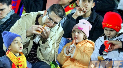 &qout;מה זה לא נשאר אפילו חצי? אתה חייב לי נקניקיה&qout; (יניב גונן)