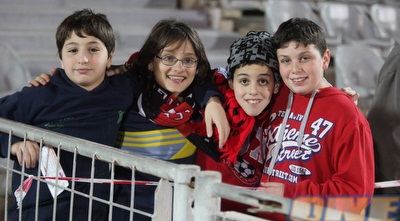 אוהדים צעירים במגרשים. לבני: &qout;כניסה חינם לתלמידים&qout; (עמית מצפה)