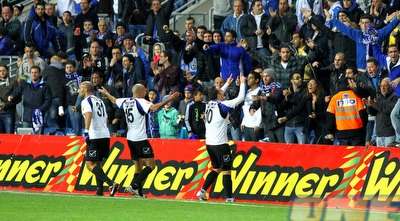 גיא צרפתי חוגג עם האוהדים (שי לוי) גיא צרפתי חוגג עם האוהדים (שי לוי)