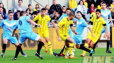 אלירן עטר מחפש את הכדור בין כל השחקנים (משה חרמון) אלירן עטר מחפש את הכדור בין כל השחקנים (משה חרמון)