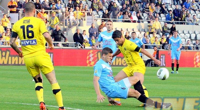 אדי גוטלב עוצר את ברק יצחקי (משה חרמון) אדי גוטלב עוצר את ברק יצחקי (משה חרמון)