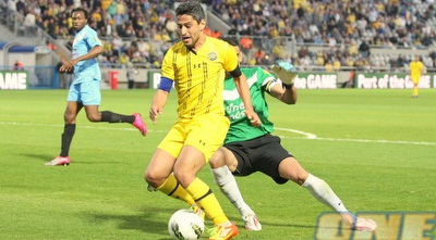 החלוץ עובר את השוער... (משה חרמון) החלוץ עובר את השוער... (משה חרמון)