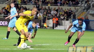 ניבלאדו מסדר לעצמו מצב בעיטה (משה חרמון) ניבלאדו מסדר לעצמו מצב בעיטה (משה חרמון)