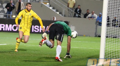 אלירן עטר מסתער על הכדור (משה חרמון) אלירן עטר מסתער על הכדור (משה חרמון)