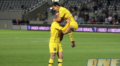 רועי קהת חוגג עם אלירן עטר (משה חרמון) רועי קהת חוגג עם אלירן עטר (משה חרמון)