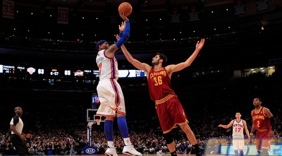 עומרי כספי מנסה לחסום את כרמלו אנתוני (GettyImages)