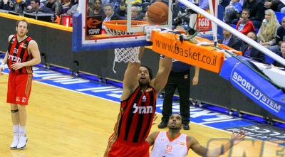 ג´ון תומאס (יניב גונן) ג´ון תומאס (יניב גונן)