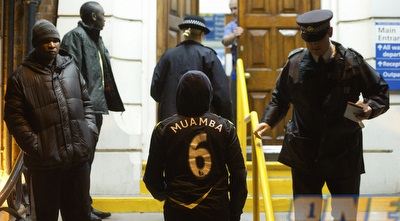בית החולים בלונדון. מואמבה כבר הולך במסדרונות (רויטרס)