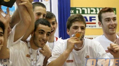 שחקני הפועל ירושלים חוגגים עם הגביע (חגי ניזרי) שחקני הפועל ירושלים חוגגים עם הגביע (חגי ניזרי)