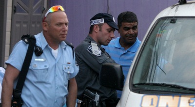 סלימאן אזברגה ואנשי המשטרה בסיום המשחק (חגי ניזרי)