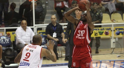 טראוויס מנסה למנוע מקאר נקודות (עמית מצפה) טראוויס מנסה למנוע מקאר נקודות (עמית מצפה)