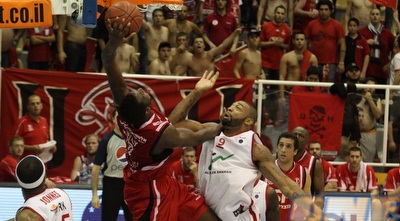 טראוויס מחפש ריבאונד (עמית מצפה) טראוויס מחפש ריבאונד (עמית מצפה)