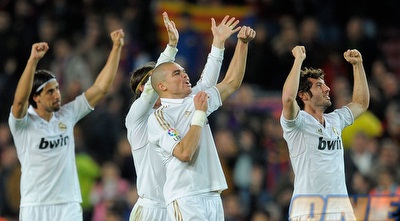 פפה מנשק את הסמל בקאמפ נואו (GettyImages) פפה מנשק את הסמל בקאמפ נואו (GettyImages)