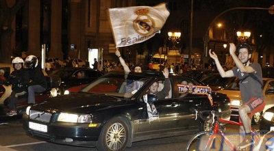 אוהדי ריאל חוגגים ברחוב את הניצחון (Marca) אוהדי ריאל חוגגים ברחוב את הניצחון (Marca)