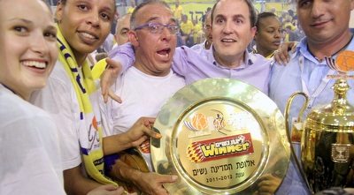 עדני דגן עם הצלחת (יניב גונן)