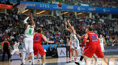 שאראס מנסה להקפיץ´ את באטיסט (GettyImages)