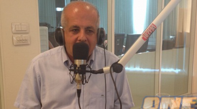 אבי לוזון באולפן תוכנית הרדיו ב-102FM (ONE) אבי לוזון באולפן תוכנית הרדיו ב-102FM (ONE)