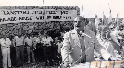 ראש עיריית חיפה, אריה גואל, בטקס החניכה ב-1982 