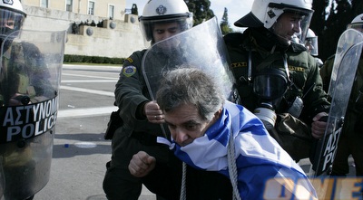 מפגין יווני מוחה על המצב הקשה במדינה (GettyImages) מפגין יווני מוחה על המצב הקשה במדינה (GettyImages)