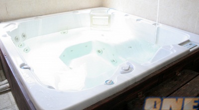 הג´קוזי החדש בקרית שלום (חגי ניזרי) הג´קוזי החדש בקרית שלום (חגי ניזרי)