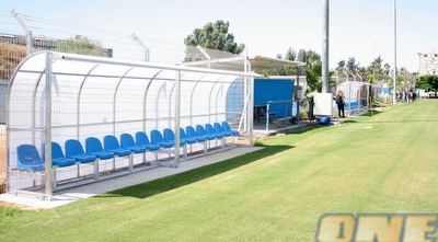 הספסלים המחודשים לצידי המגרש הראשי (חגי ניזרי) הספסלים המחודשים לצידי המגרש הראשי (חגי ניזרי)