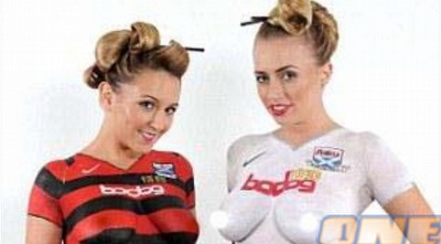 הדוגמניות מציגות את המדים 