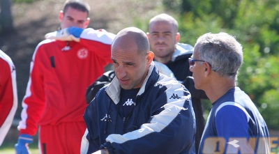 עופר מזרחי עם השחקנים באימון (עמית מצפה)