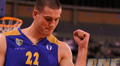 קיינר-מדלי במדי אסטודיאנטס (ONE) קיינר-מדלי במדי אסטודיאנטס (ONE)