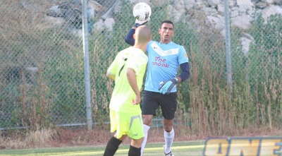 דודו גורש עם הכדור מול עמית בן שושן (גיא בן זיו) דודו גורש עם הכדור מול עמית בן שושן (גיא בן זיו)