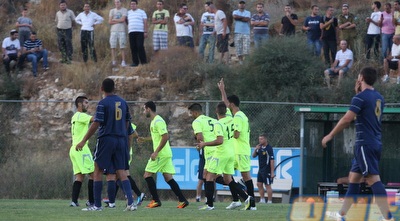 שחקני בית&qout;ר ירושלים חוגגים את השוויון ומודים לאוהדים (גיא בן זיו) שחקני בית&qout;ר ירושלים חוגגים את השוויון ומודים לאוהדים (גיא בן זיו)