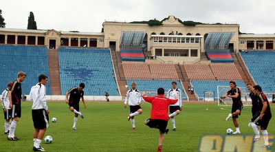 שחקני גרמניה מתאמנים באיצטדיון טופיק בחראמוב (רויטרס)