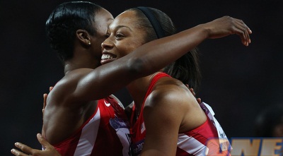 חיבוק של מנצחות. אליסון פליקס וכרמליטה ג&acute;טר (GettyImages)
