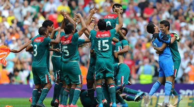 שחקני נבחרת מקסיקו חוגגים את הניצחון הנהדר (GettyImages)