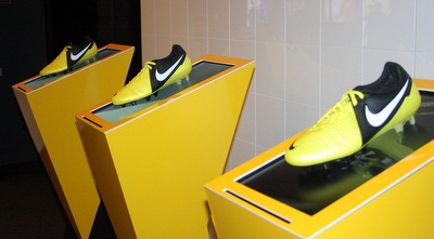 הנעליים של אינייסטה בתצוגה (גיא בן זיו)