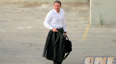 אלי גוטמן והחליפה (משה חרמון) אלי גוטמן והחליפה (משה חרמון)