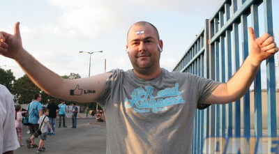 לירן חולצה אפורה. זיהה את המצלמה מקילומטר (משה חרמון) לירן חולצה אפורה. זיהה את המצלמה מקילומטר (משה חרמון)