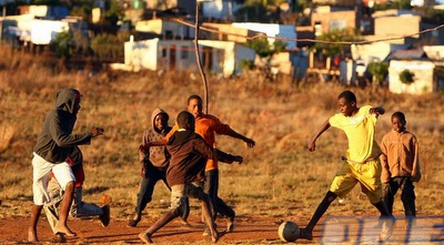 ילדים משחקים כדורגל בחוף השנהב (ONE)